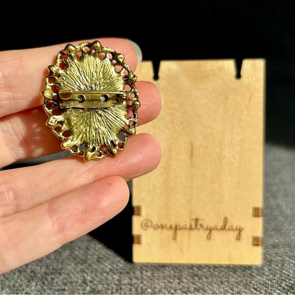 Sparkly Cameo Brooch Pin, Rhinestone Filigree Edging Detail, Black, White, Gold - Picture 4 of 16